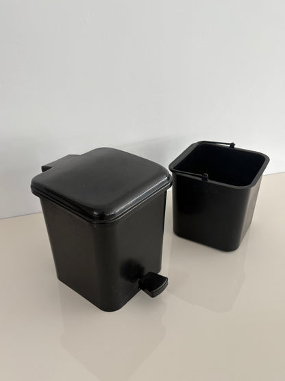 Poubelle en plastique minimaliste avec pédale