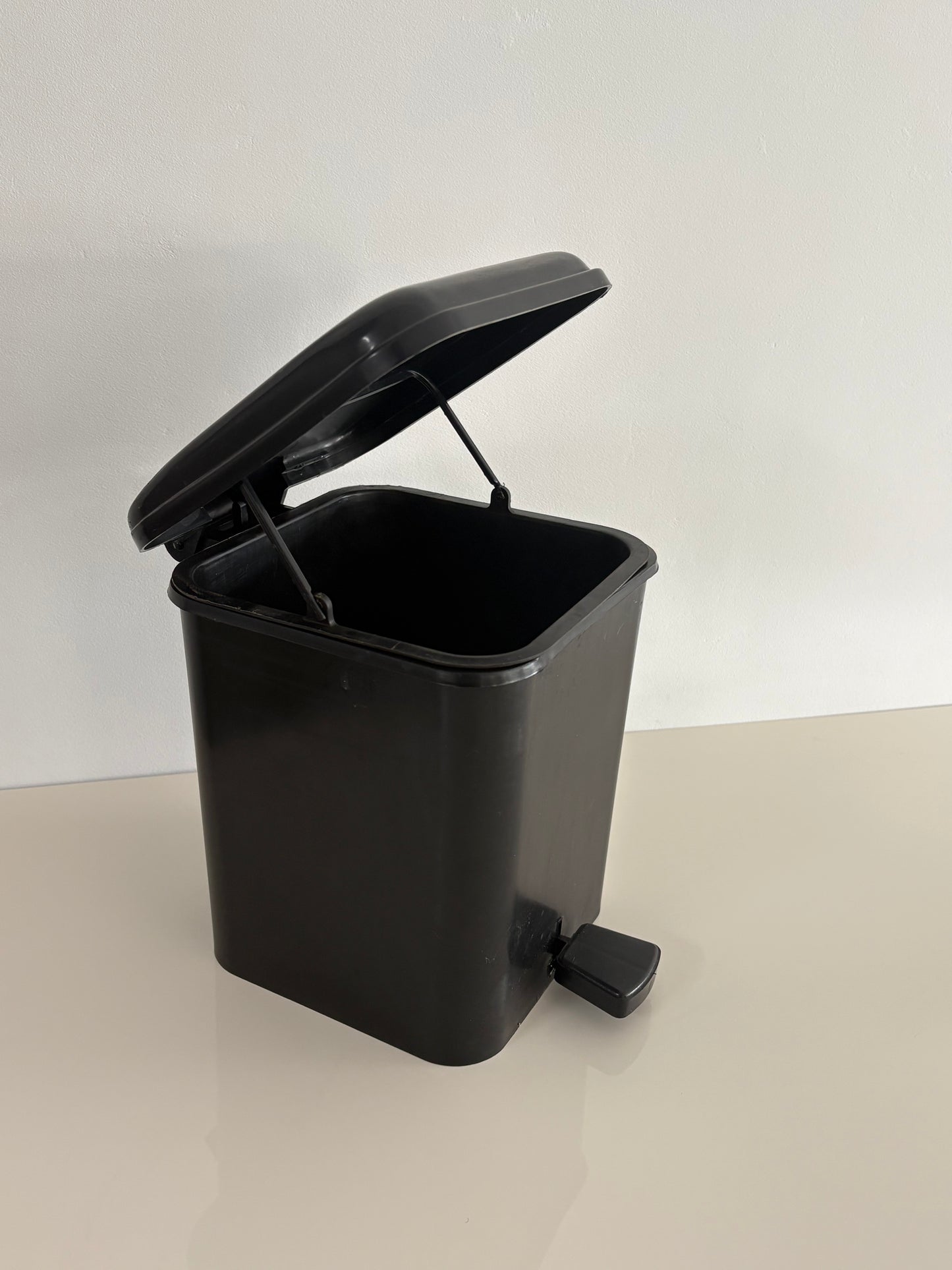 Poubelle en plastique minimaliste avec pédale