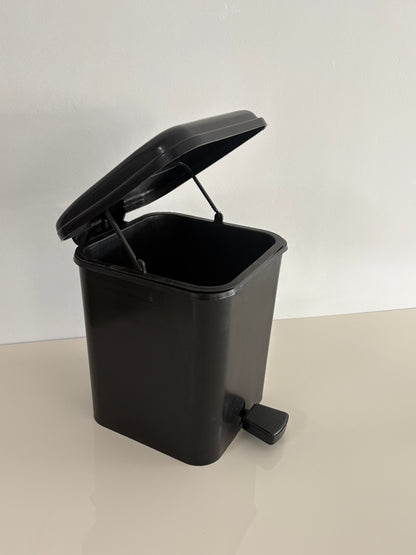 Poubelle en plastique minimaliste avec pédale