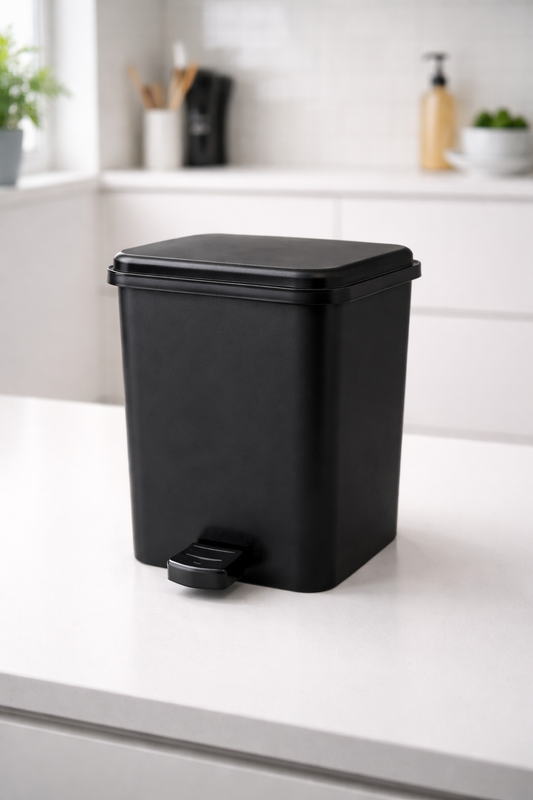 Poubelle en plastique minimaliste avec pédale