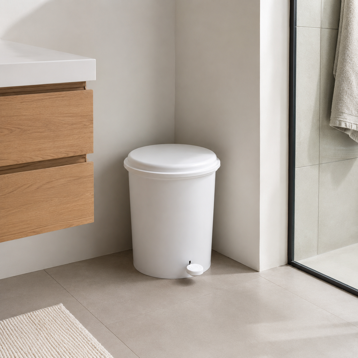 Poubelle en plastique minimaliste avec pédale