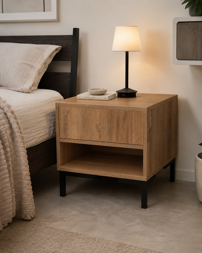 Table de chevet Arken 45×45 cm – Finition chêne naturel avec tiroir et niche ouverte