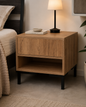 Table de chevet Arken 45×45 cm – Finition chêne naturel avec tiroir et niche ouverte